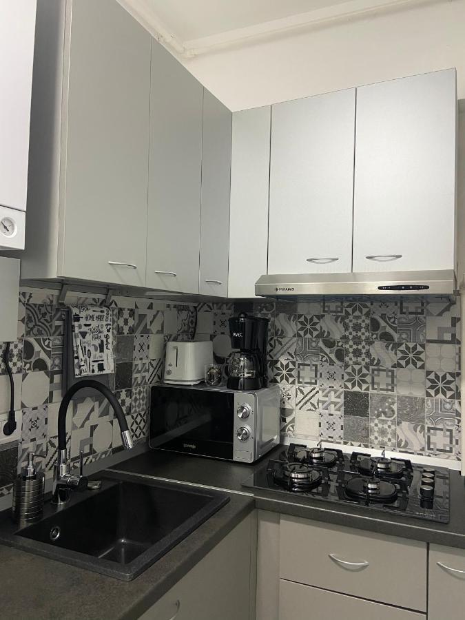 Apartment 5 *